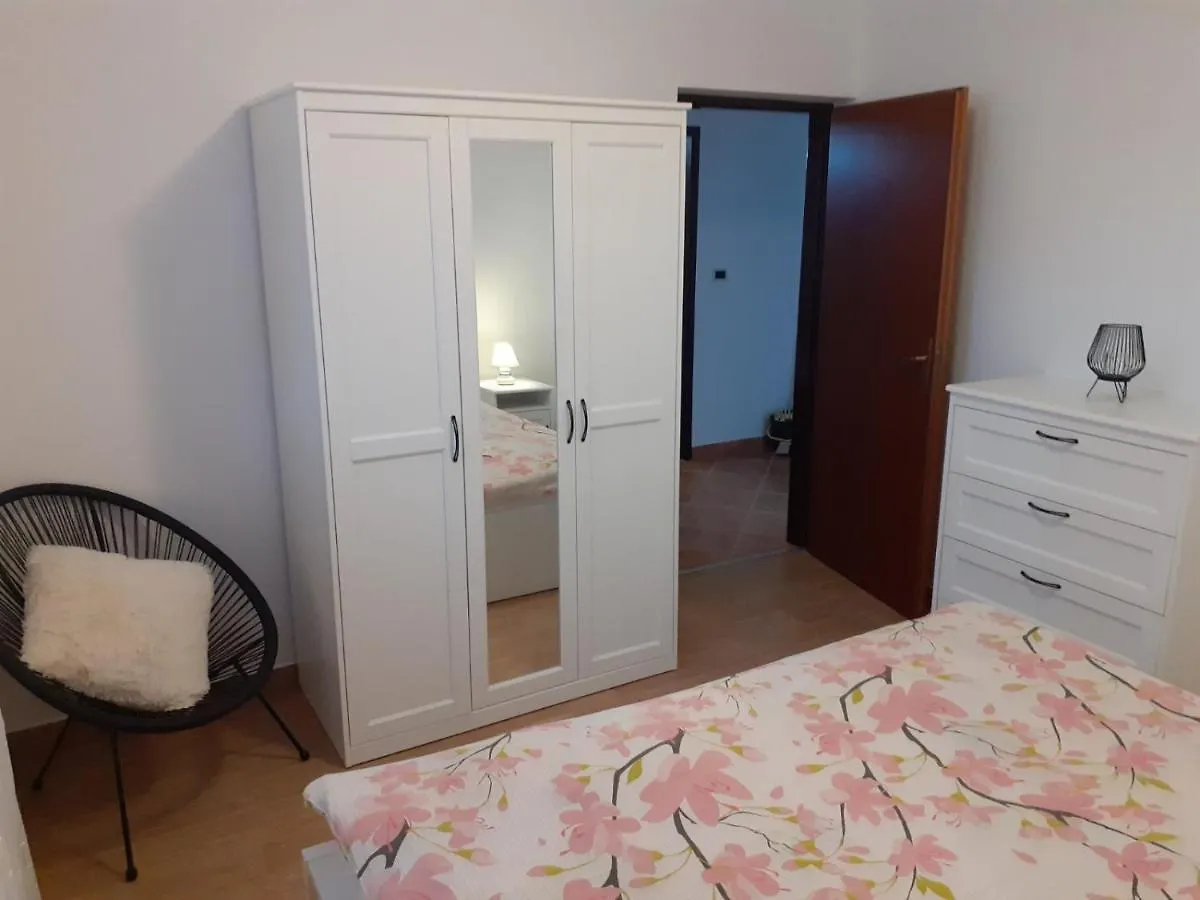 Charming Apartments In プーラ 0*,
